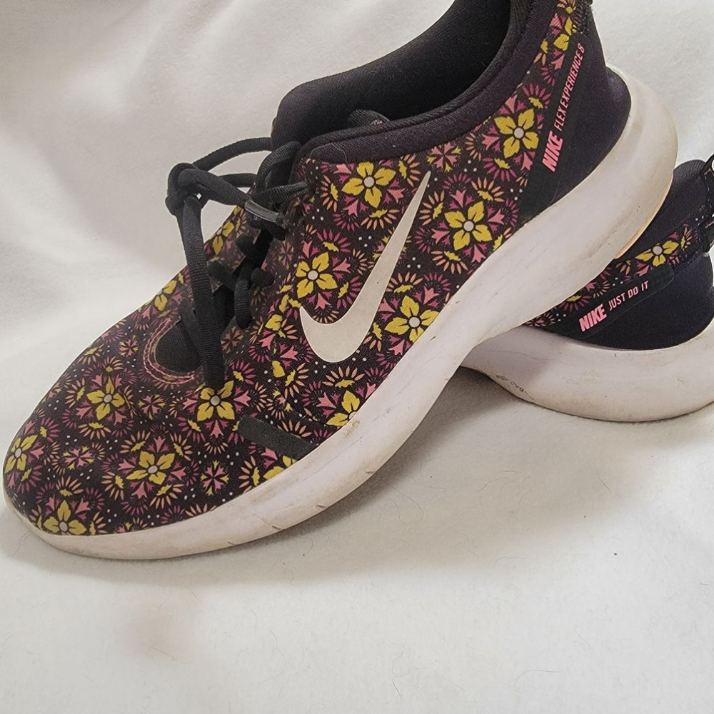 NIKE EUC Flex Experience 8 - Size 9